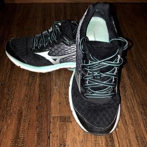🤩 BOGO. Mizuno Wave 18. Size 8. TEAL